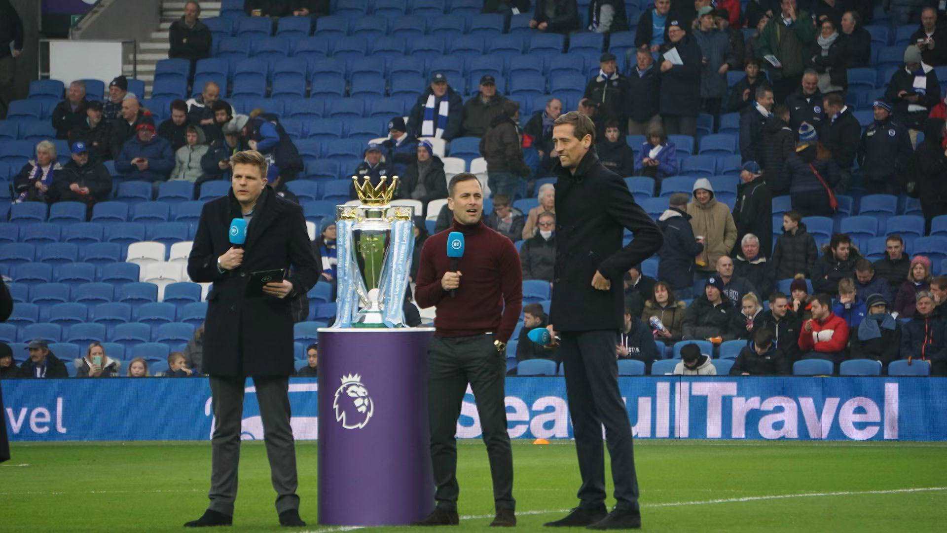 着无数目光 着无数目光